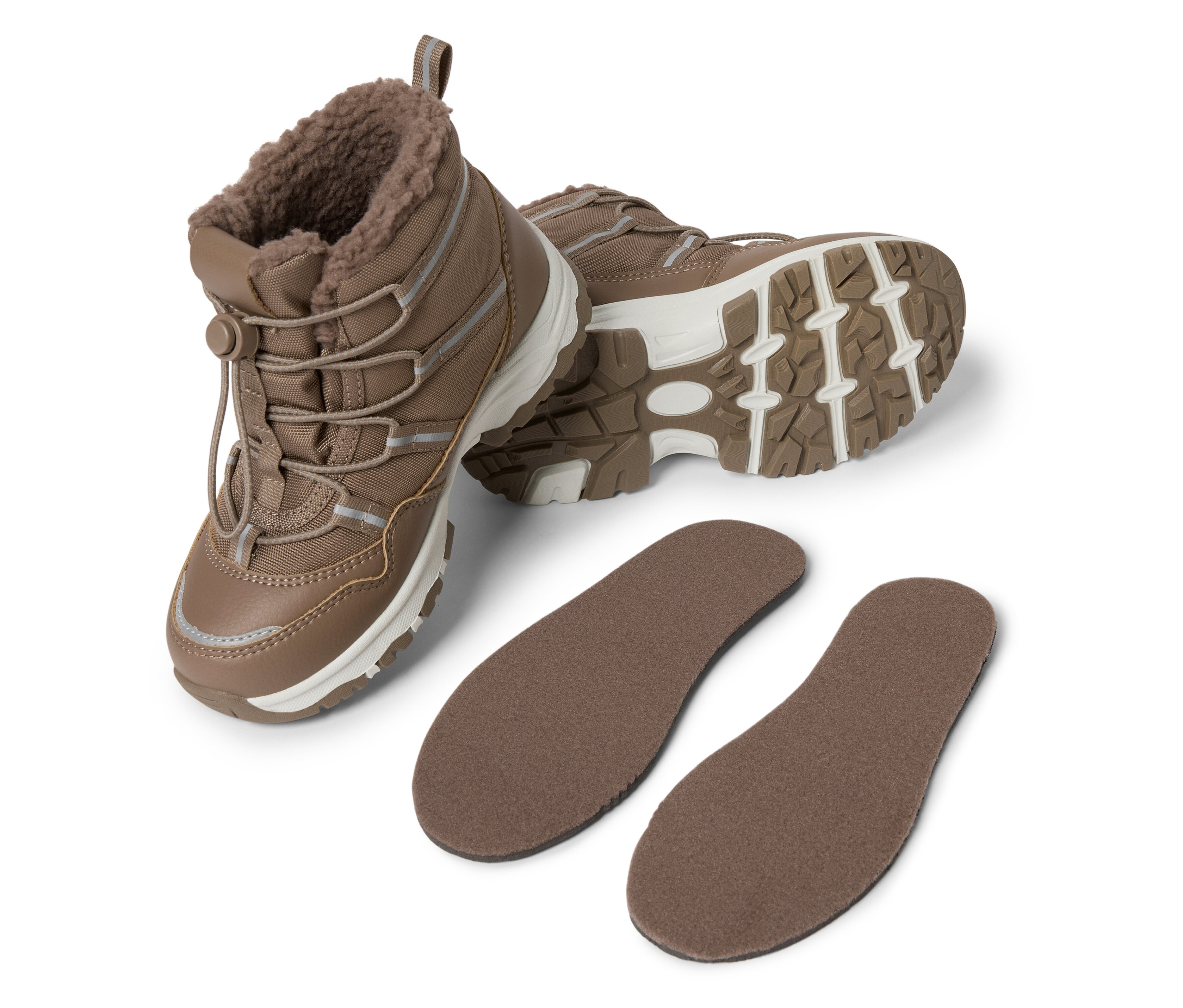 Deux bottes marron avec semelles.