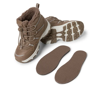 Deux bottes marron avec semelles.