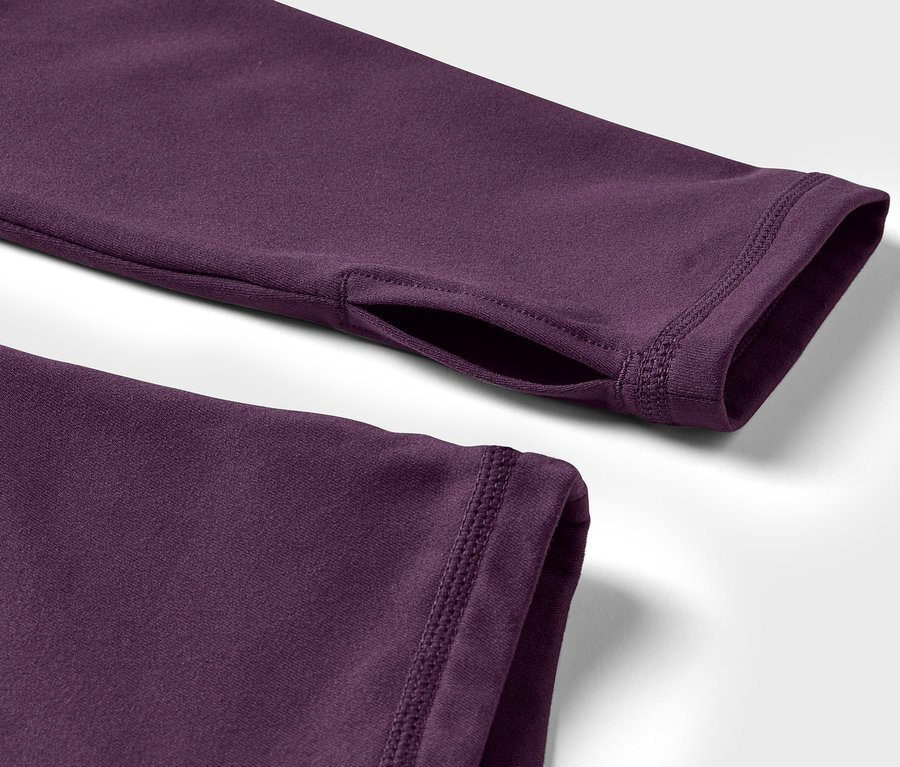 Gros plan sur la manche violette avec trou pour le pouce.