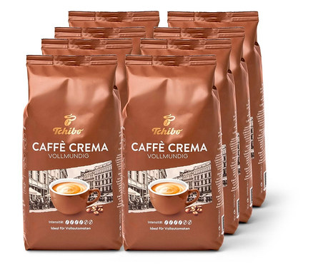 Sept paquets de Caffè Crema Vollmundig (intense) en grains – 8x 1 kg de Tchibo sont disposés en demi-cercle.