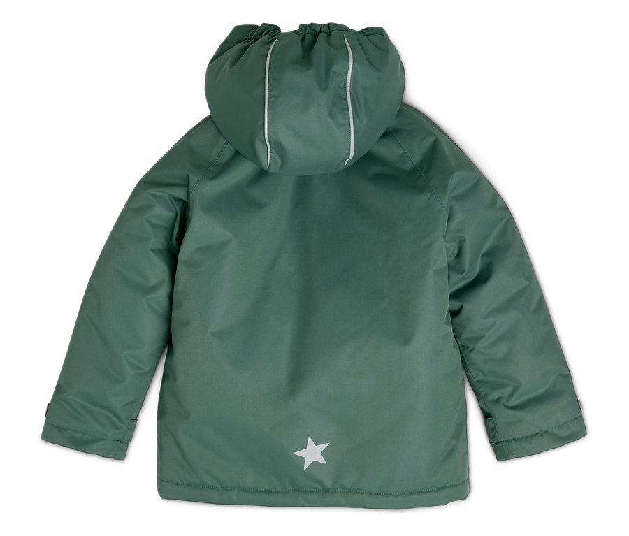 Vue arrière d'un manteau d'enfant vert avec une capuche et une étoile blanche en bas.