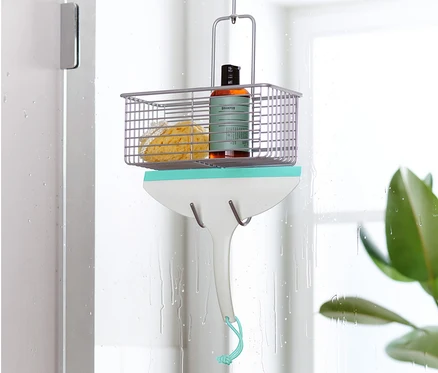 Un organisateur de douche suspendu avec shampoing, éponge et raclette à vitre.