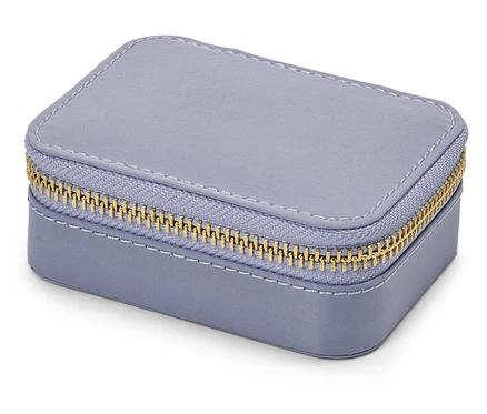 Une boîte à bijoux rectangulaire violette avec une fermeture éclair dorée.
