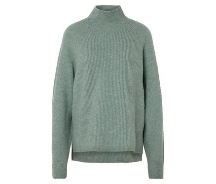 Pull à col roulé bleu clair.