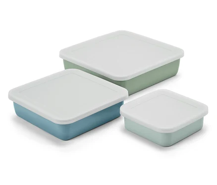 Trois récipients carrés colorés avec des couvercles blancs.