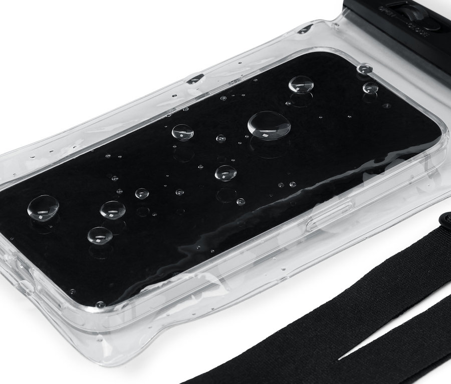 Smartphone noir dans une housse étanche avec des gouttes d'eau.