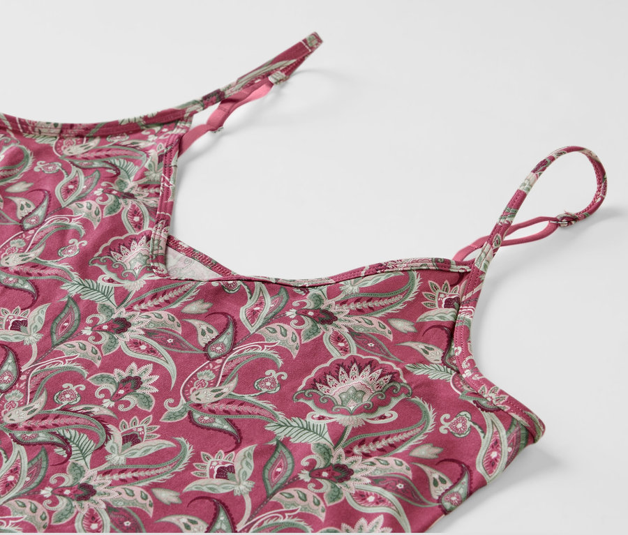 Gros plan d'une chemise de nuit à bretelles avec un motif cachemire.