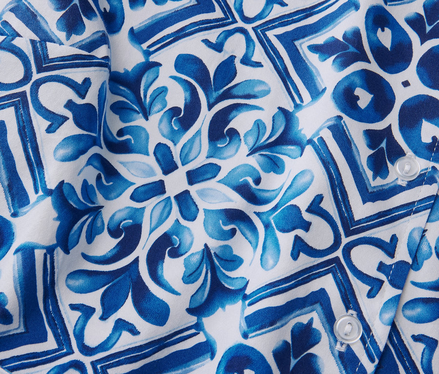 Gros plan d'une robe mi-longue imprimée.