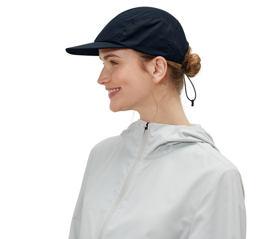 Profil d'une femme portant une casquette pliable.