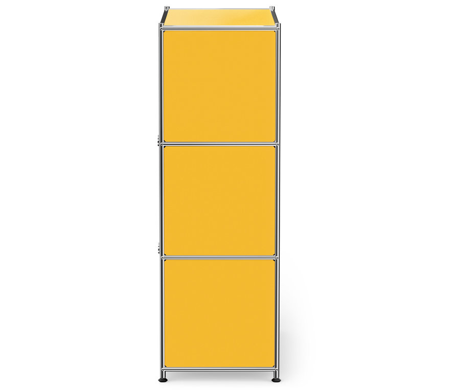 Armoire jaune avec trois étagères et un cadre argenté.
