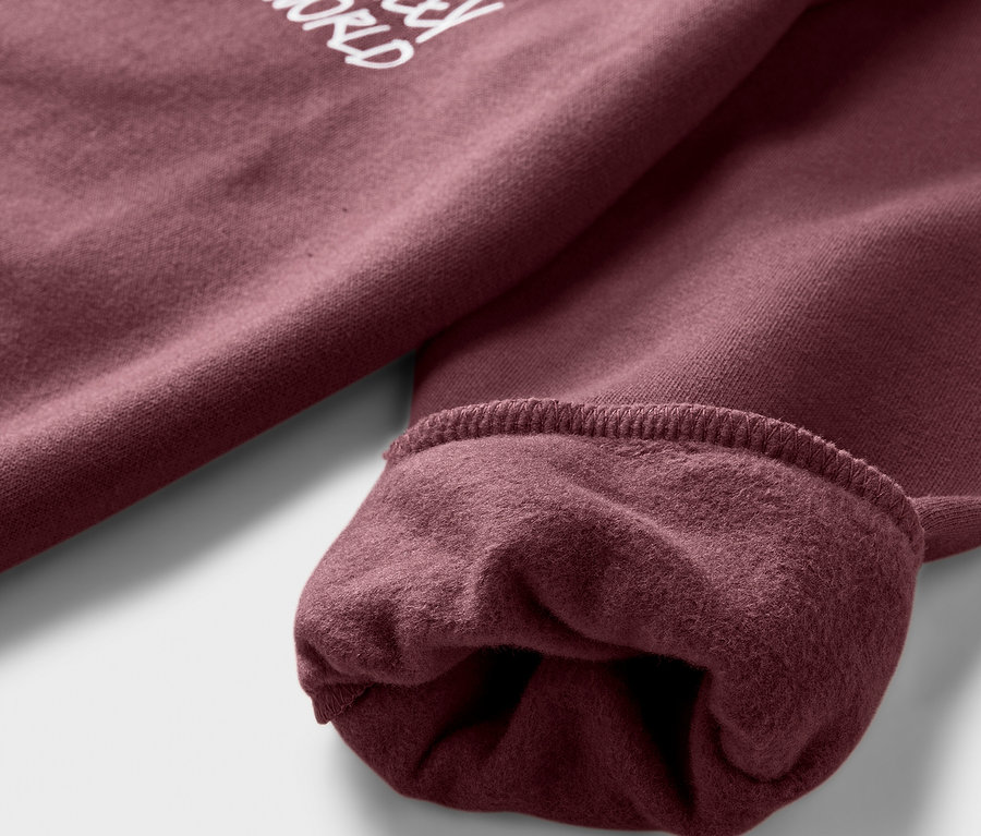 Gros plan sur un sweatshirt bordeaux pour enfant SMILEYWORLD® avec intérieur gratté.