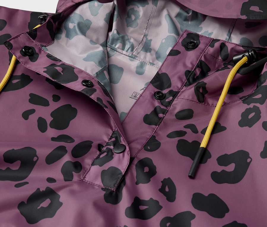 Gros plan d'une veste violette à capuche avec un motif animalier noir.