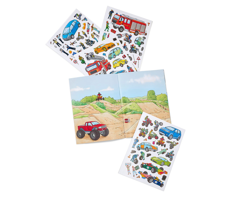 Livre ouvert avec une image d'un paysage et des autocollants de voitures, de motos et de personnes.