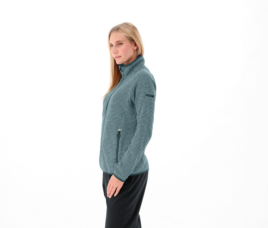 Femme posant en veste polaire tricotée verte CMP pour femmes.