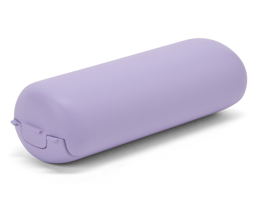 Un étui à lunettes violet repose sur une surface blanche.