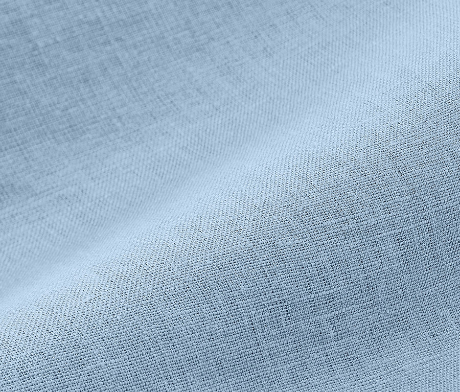 Gros plan d'une parure de lit en lin bleu clair, taille standard.
