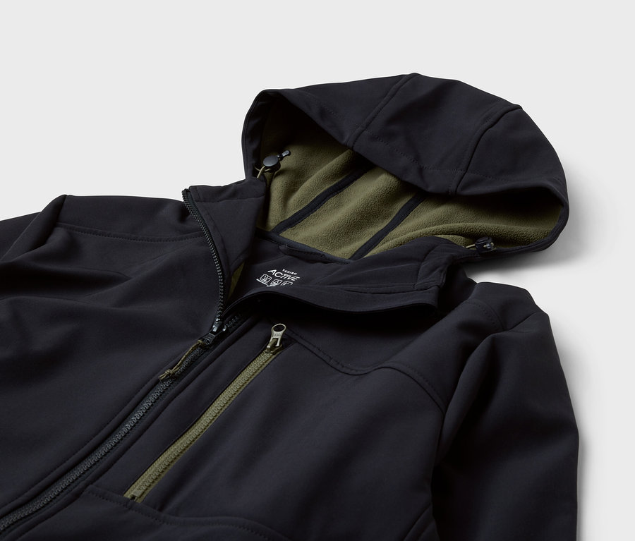 Veste noire à capuche avec doublure vert olive.