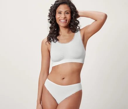 Femme posant en brassière sans coutures blanche.