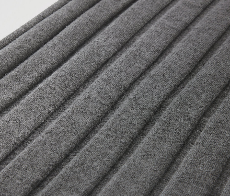 Gros plan d'un tissu plissé gris.