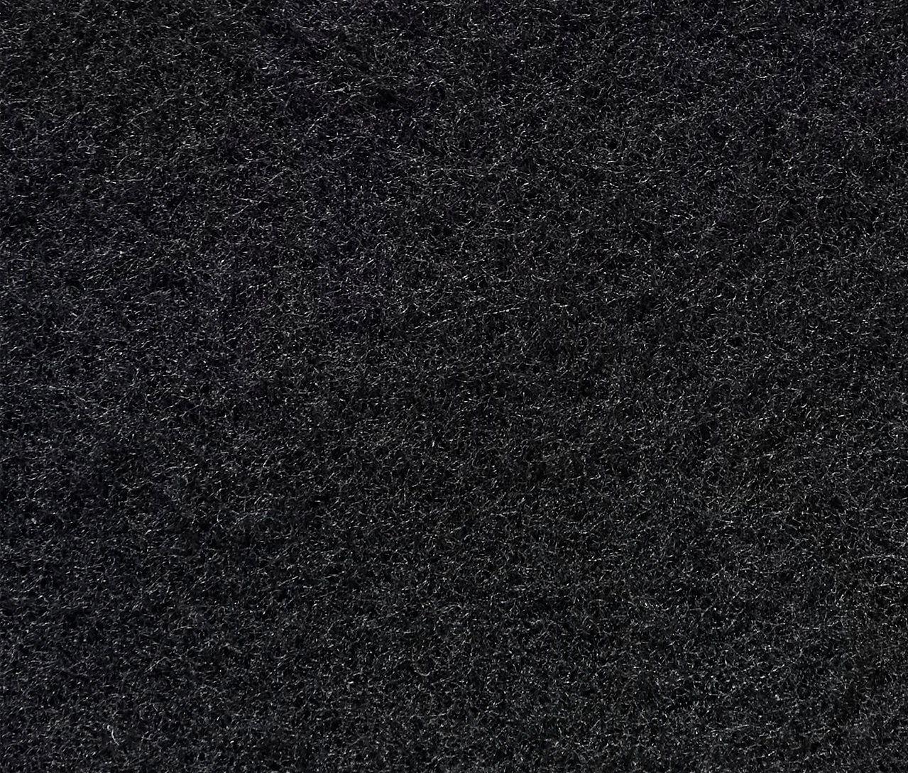 Gros plan sur la texture d'un feutre gris foncé.
