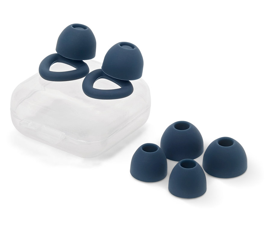 Sur un fond blanc, un étui transparent repose avec deux embouts d'écouteurs bleu foncé. Quatre embouts supplémentaires sont placés à côté de l'étui.