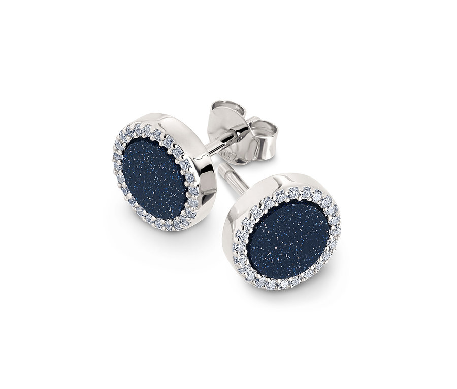 Deux boucles d'oreilles argentées avec une pierre bleu foncé et de petites pierres autour.