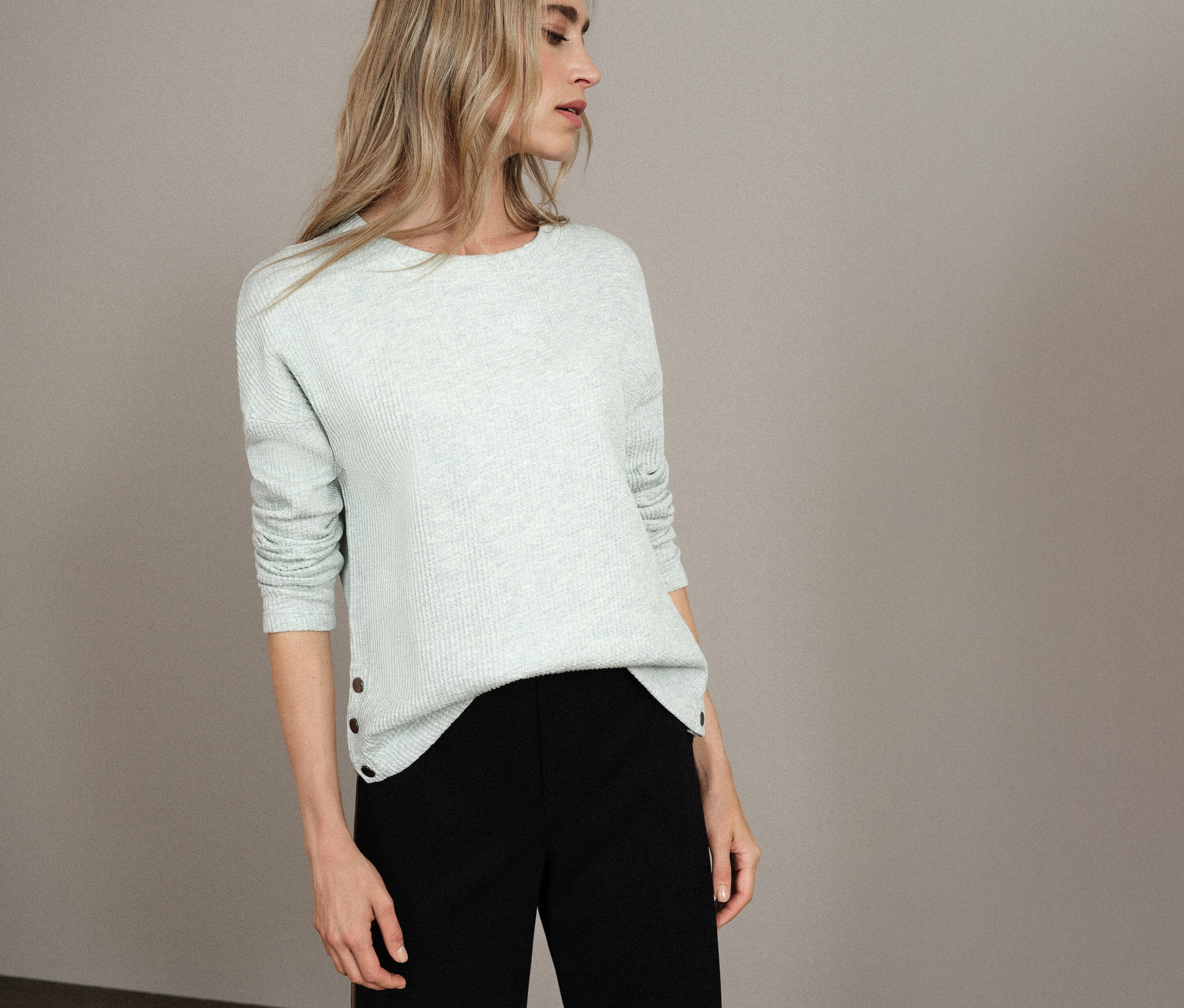 Femme portant un maillot avec structure Street One bleu clair et un pantalon noir.