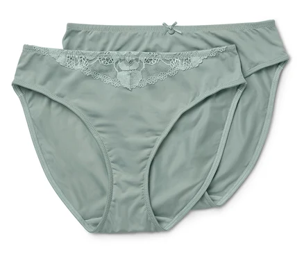 Deux culottes vert clair sont posées l'une sur l'autre. L'une a de la dentelle.