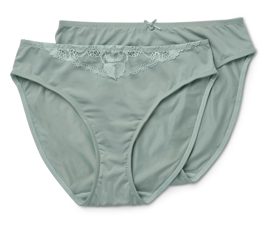 Deux culottes vert clair sont posées l'une sur l'autre. L'une a de la dentelle.