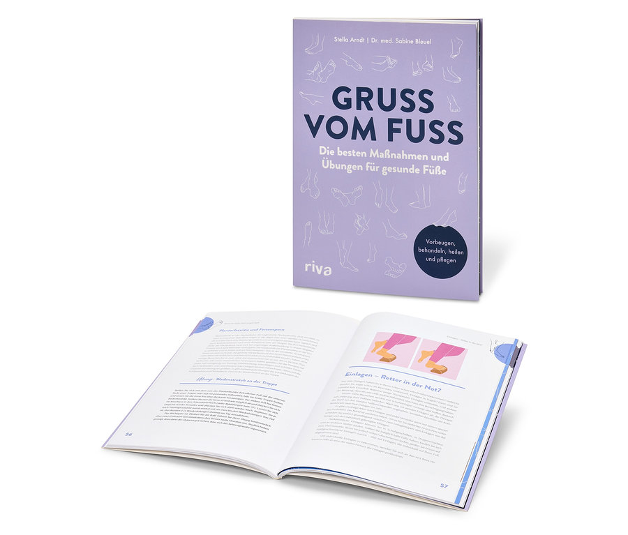 Livre ouvert à côté du livre 'Salutations des pieds'.