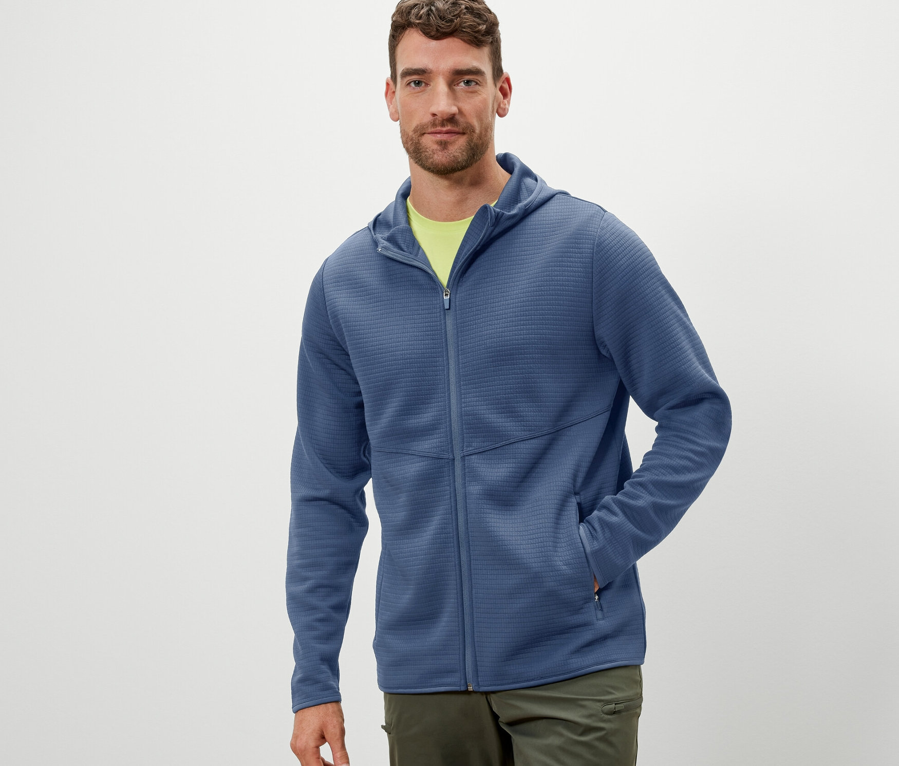 Un homme porte une veste fonctionnelle.