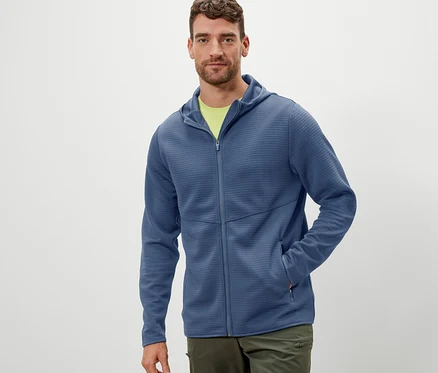 Un homme porte une veste fonctionnelle.