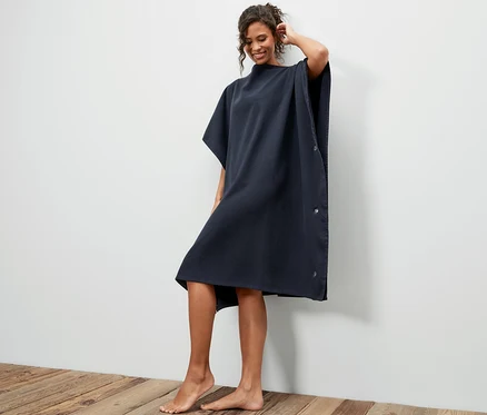Femme posant dans un linge de bain et poncho 2 en 1.