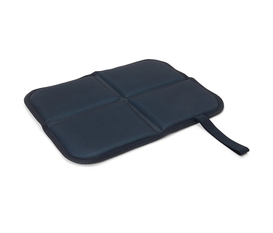 Coussin d’assise thermique pliable en bleu marine.