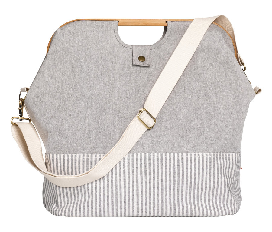 Sac de rangement gris Prym Aufbewahrungstasche Nähmaschine avec poignée en bois et fond rayé.