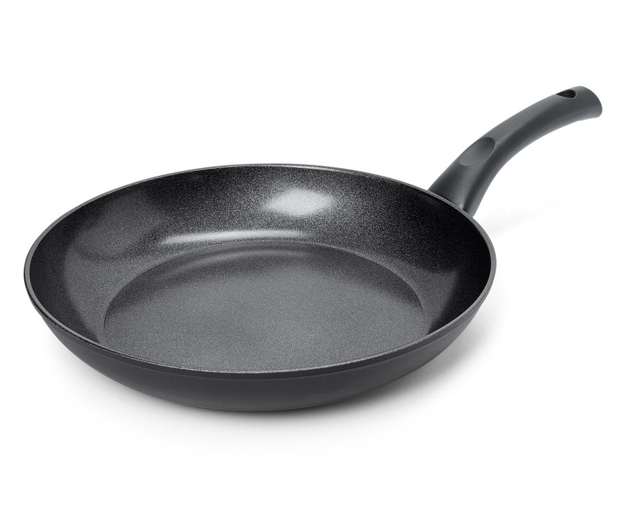 Une poêle à frire noire avec une poignée sur un fond blanc.