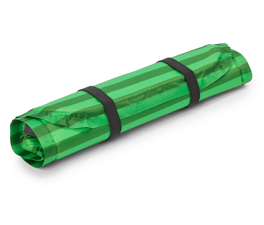 Un matelas de sol rayé vert enroulé, fixé par deux bandes noires.