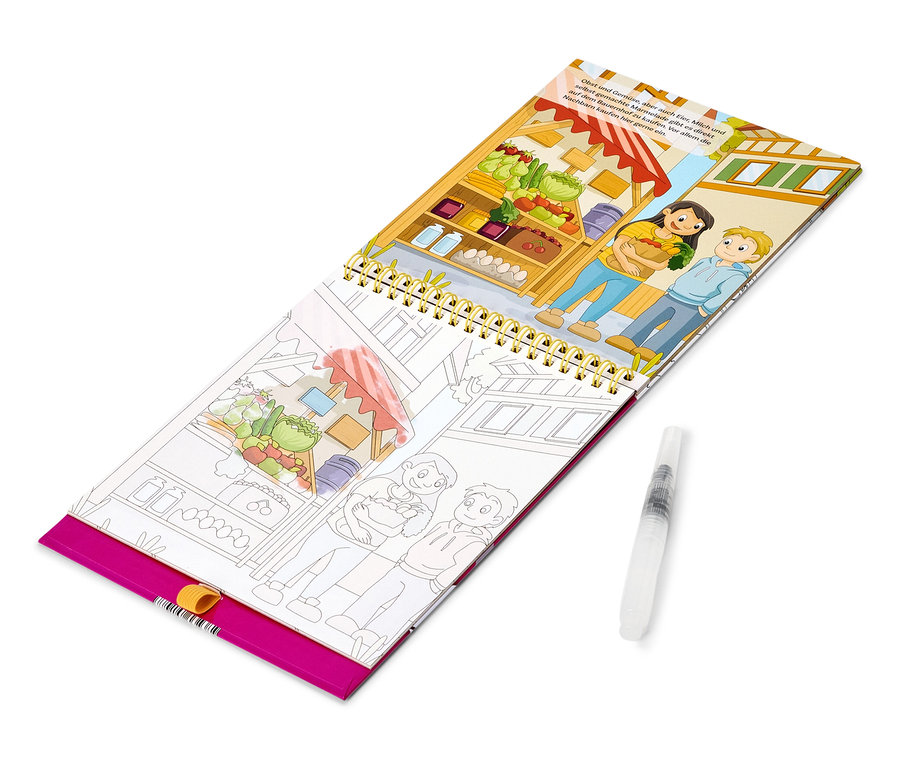 Livre de coloriage ouvert avec une page colorée et une page à colorier représentant une scène de marché fermier avec des fruits, des légumes et des personnes ; à côté, un pinceau.