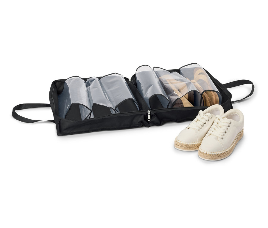 Sac à chaussures noir zippé avec plusieurs paires de chaussures, dont des espadrilles beiges.