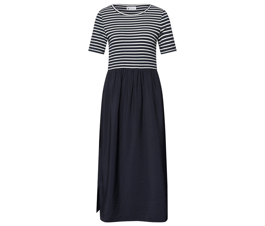 Robe Street One avec un haut rayé bleu et blanc et une longue jupe foncée.