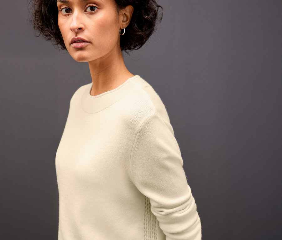 Femme portant un pull en tricot beige à bord roulé de Street One.