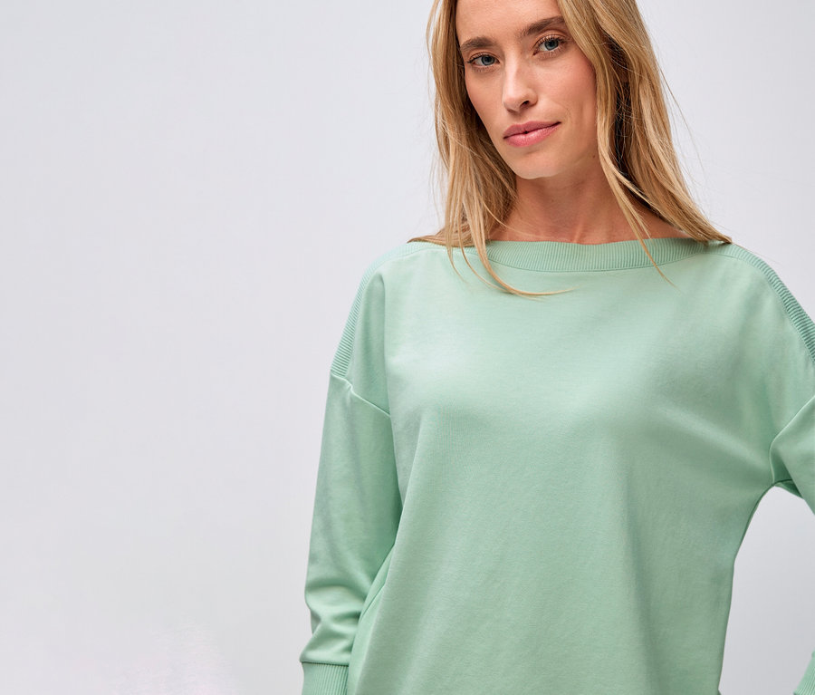 Femme portant un t-shirt avec détails côtelés Street One, vert sauge.