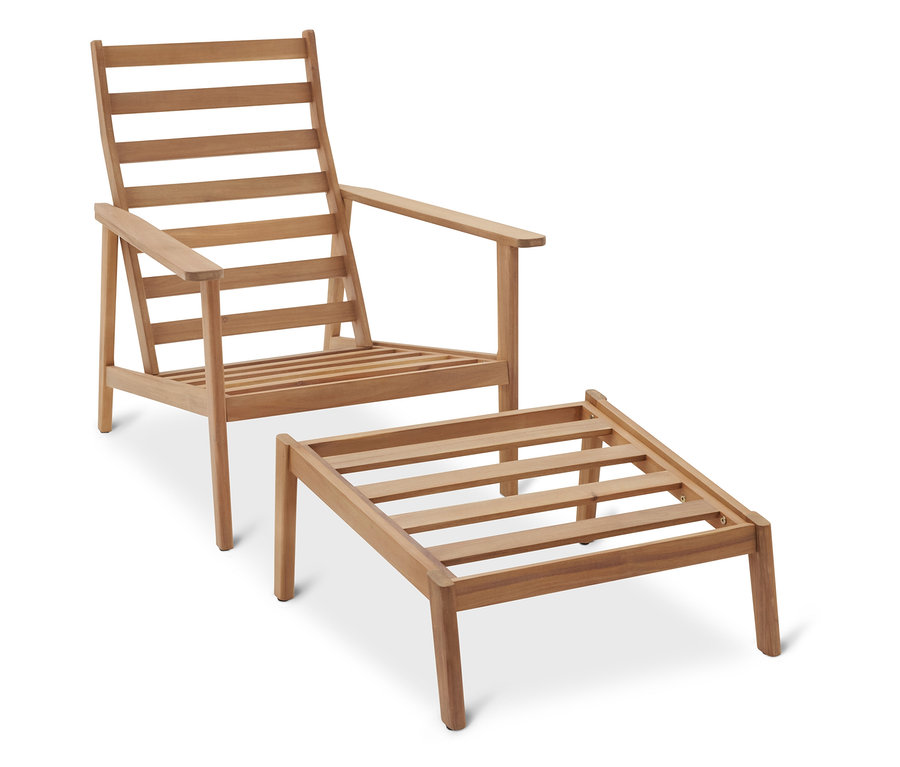 Fauteuil couleur bois avec repose-pieds.
