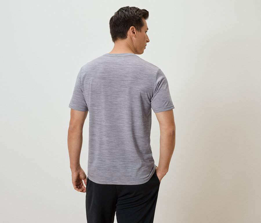 Homme vu de dos portant un t-shirt gris chiné et un pantalon noir.