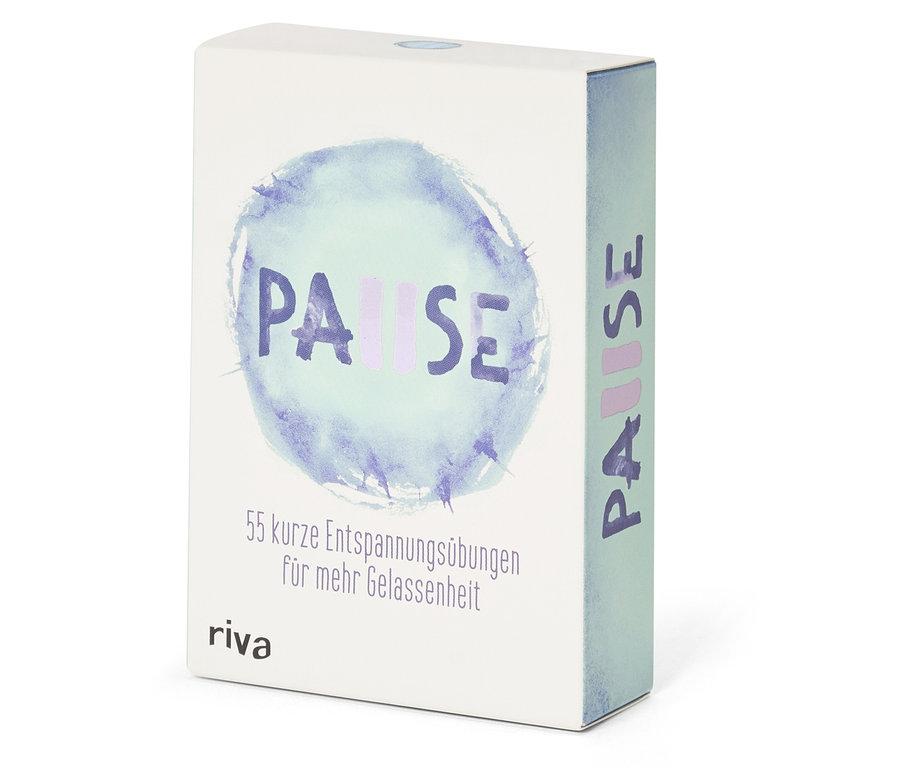 Une boîte blanche avec l'inscription PAUSE et le texte 55 courts exercices de relaxation pour plus de sérénité se trouve sur une surface blanche.