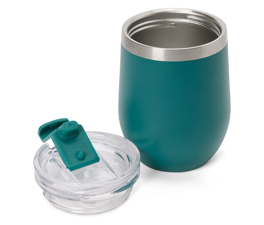 Une tasse isolée turquoise avec un bord argenté et un couvercle transparent assorti avec un rabat turquoise à côté.