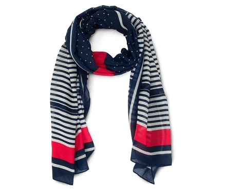 Écharpe bleu marine à rayures et pois blancs avec des accents rouges, drapée sur un fond blanc.