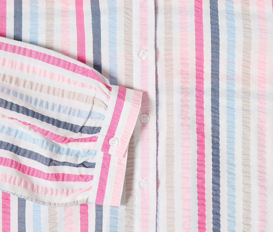 Gros plan sur le chemisier CECIL rayé rose, gris, bleu et blanc avec col et patte de boutonnage.