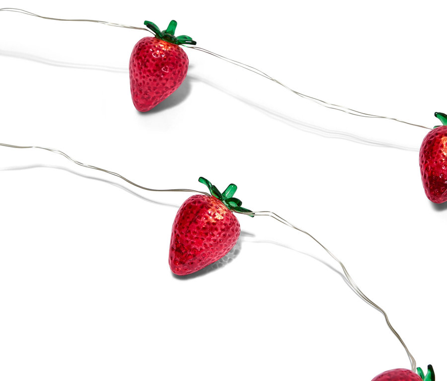 Guirlande lumineuse fraise sur fond blanc.
