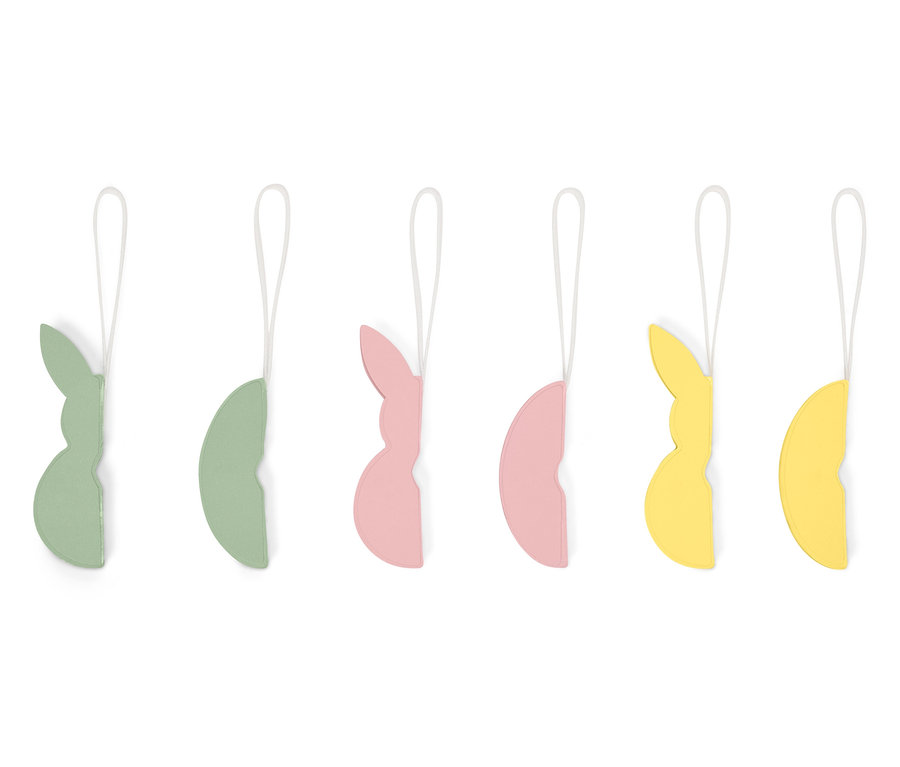 Six décorations de Pâques en forme de lapin pastel suspendues en vert, rose et jaune.